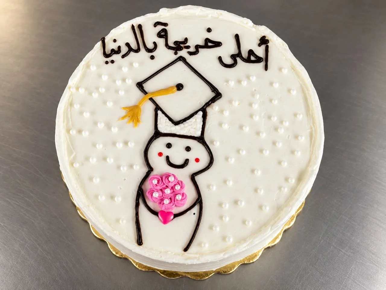 كاتو تخرج بتصميم قبعة التخرج وباقة ورد