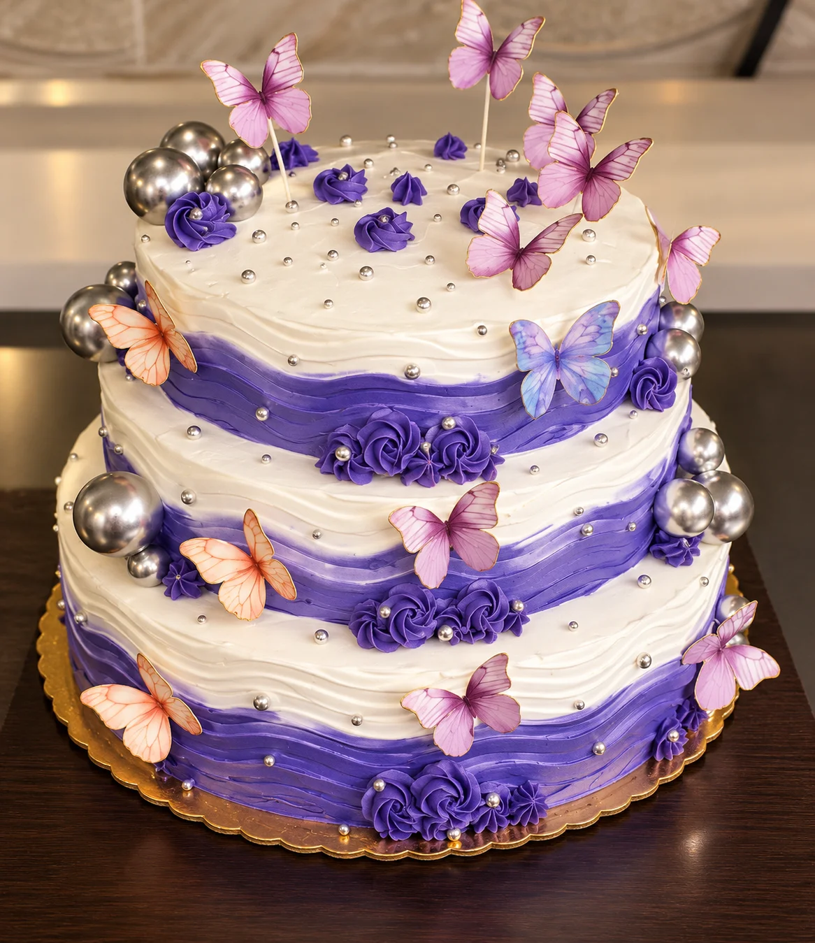 🦋💜 كأنّو الفراشات اجتمعت لتعمل أحلى حفلة! 😍🎂 كيكة من 3 طبقات، بألوان بنفسجية ناعمة وورد وفراشات ولمسات فضية بتجنّن! ✨💕