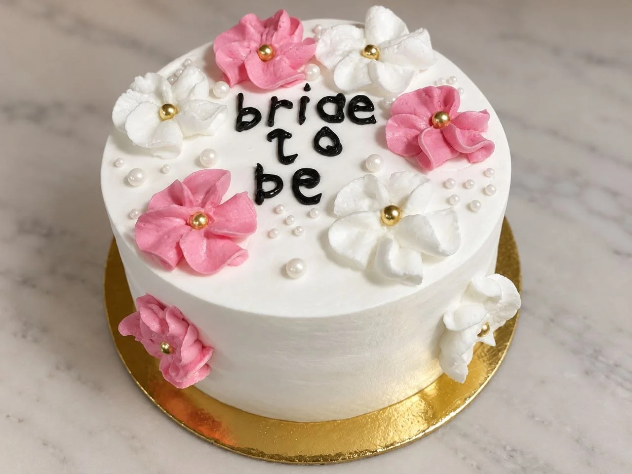 كاتو Bride to Be بتصميم وردي وأبيض