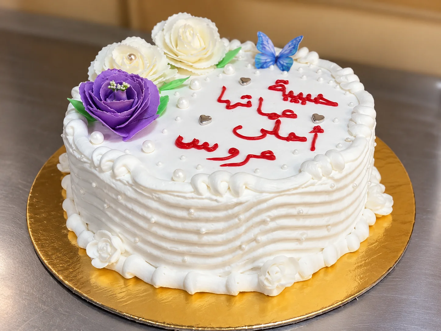كيكة مميزة بتزيين الورد والفراشات حسب الطلب