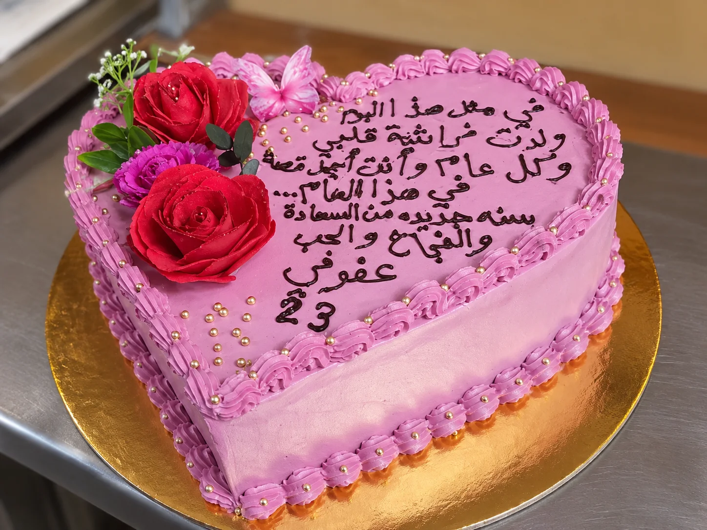 كاتو قلب بتصميم وردي وزينة ورود